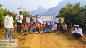 गावकऱ्यांनी केला श्रमदानातून  रस्ता