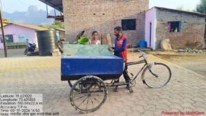 ट्रायसायकल द्वारे गावातील कचरा गोळा केला जातो